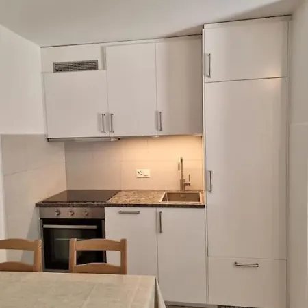 Central 2-bedroom Condo, Terrace & Indoor Parking *