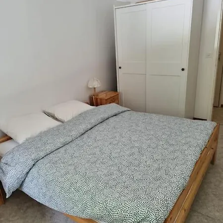 Central 2-bedroom Condo, Terrace & Indoor Parking
